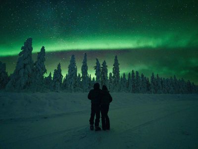 Photo-Under-Nother-Lights-Dancing-Aurora-Couple (2)